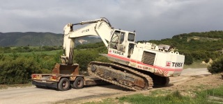 Transporting Gigantic Machines: Huge Terex RH30T Loading Itself By Side On Another Vehicle