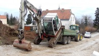 Super Powerful Excavator Loads Itself on a Truck Without Even Using a Ramp!