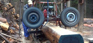 Lumbering With a Homemade Sawmill Tire Using the Axle of the Car