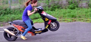 GIRL DRAGBIKE Rider Wheelie Can Kick Man's ASS!