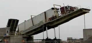 Hydraulic Truck Dumps its Load Like a Boss