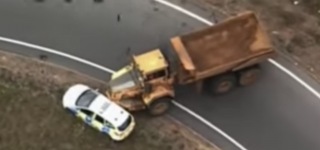 Giant 30 Tonne Dumper Truck Chased by Police Just like in the Movies